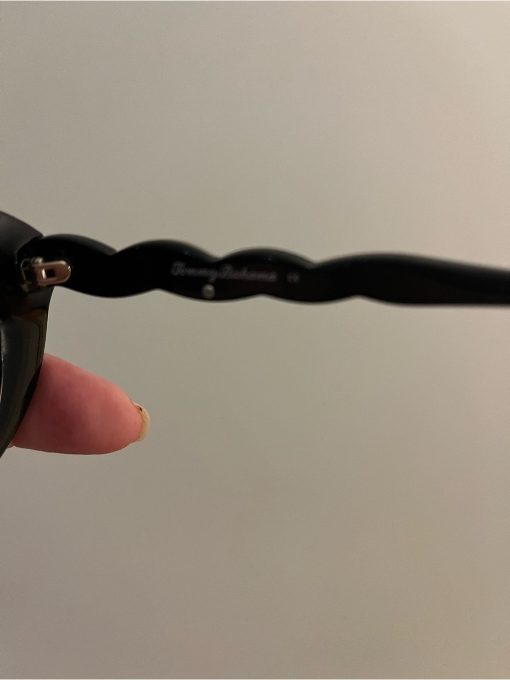 Tommy Bahama Elegant Black Sunglasses - Picture 8 of 8